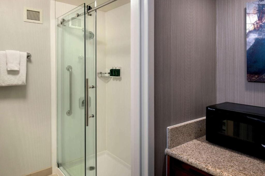 Hearing Accessible Deluxe King room - Image 1