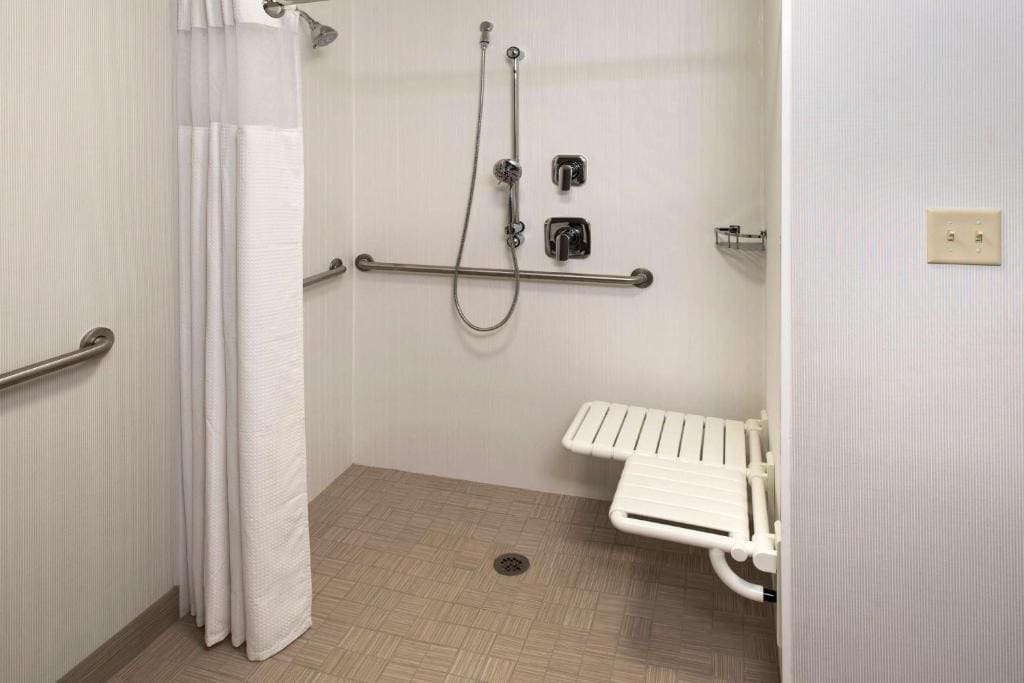 Mobility/Hearing Accessible Deluxe Two Doubles with Roll-In Shower room - Image 2