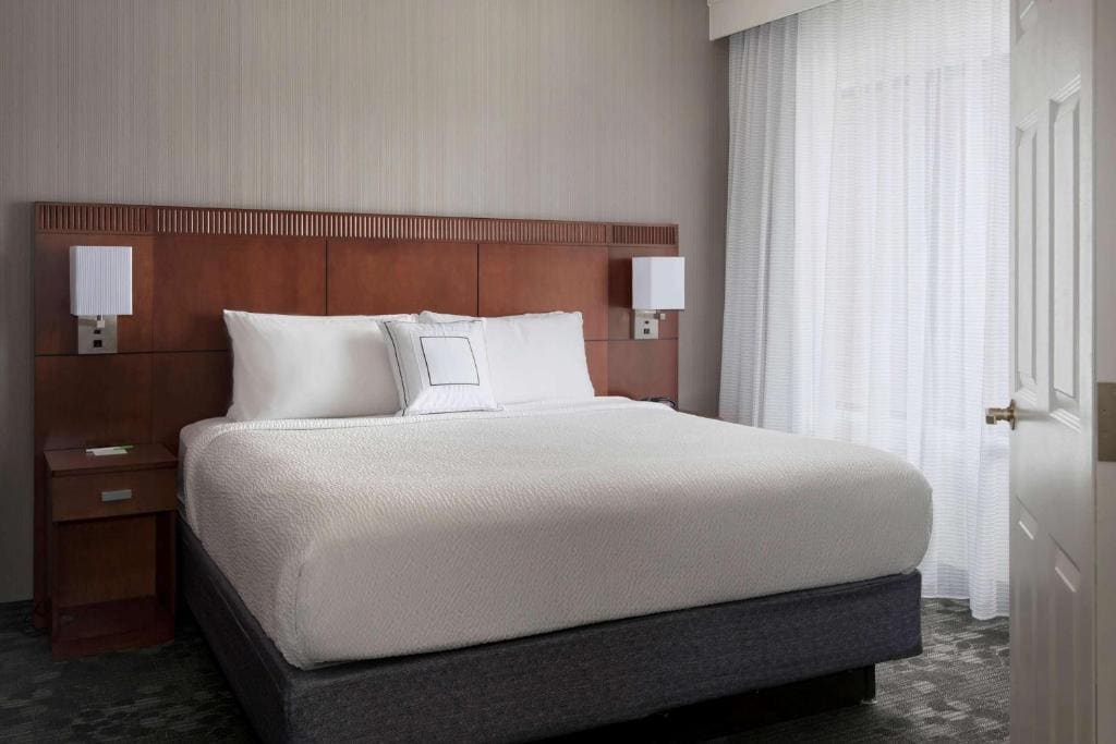 One-Bedroom King Suite with Balcony room - Image 1