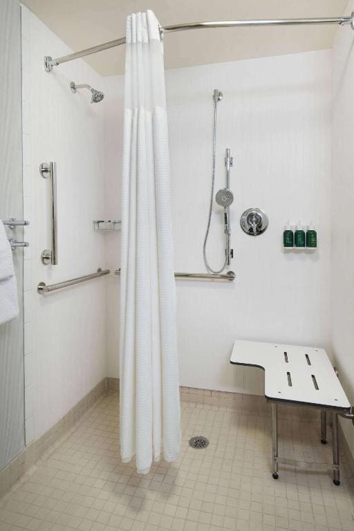 Guestroom Two Doubles with Roll-In Shower - Mobility Accessible room - Image 3