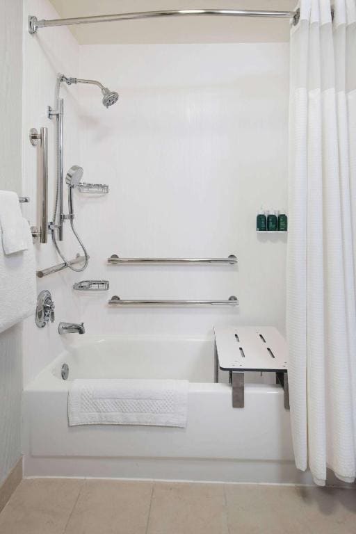 Guestroom King with Bathtub - Mobility Accessible room - Image 2