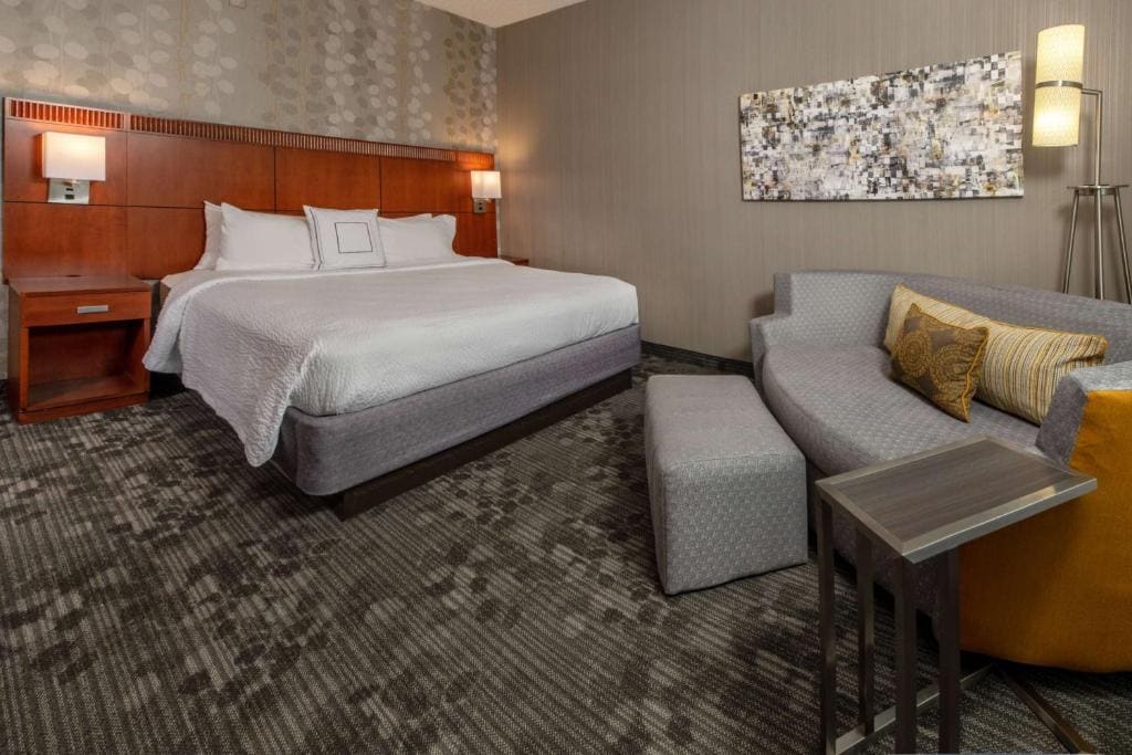 Deluxe King with Roll-In Shower - Mobility Accessible room - Image 1