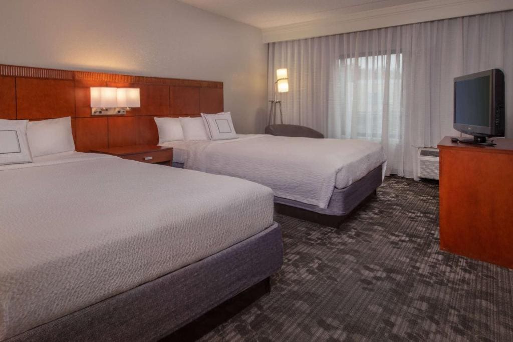 Deluxe King Room with Balcony and Courtyard View room - Image 1