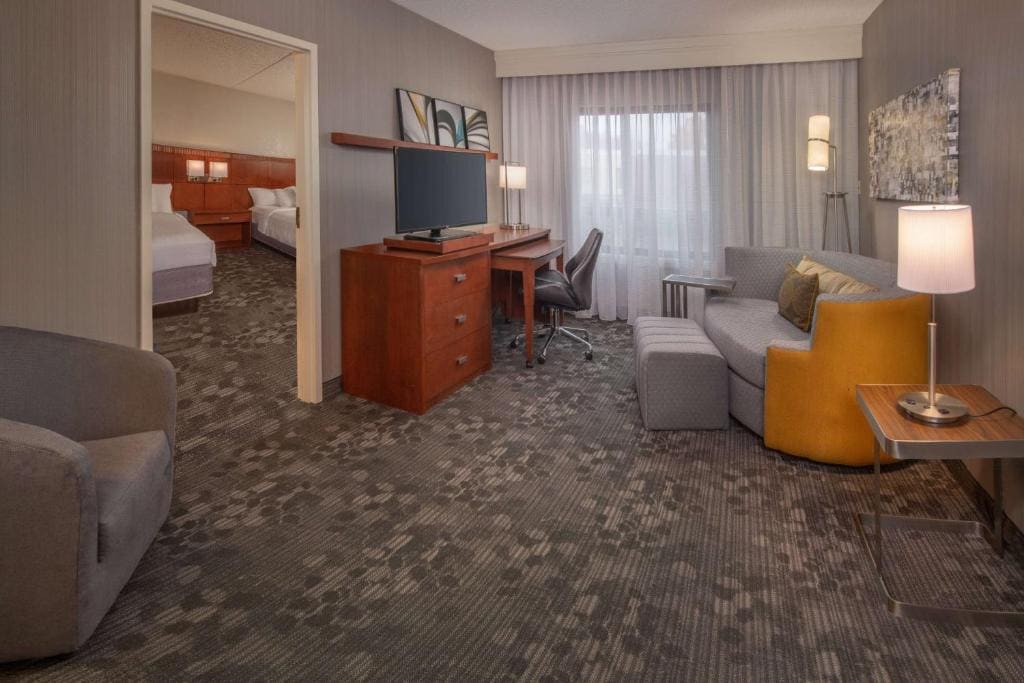 One-Bedroom Suite Two Queens with Sofa bed - Hearing Accessible room - Image 1