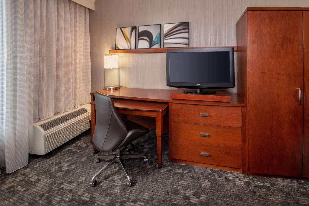 Deluxe Queen Room with Two Queen Beds with Roll-In Shower - Mobility Accessible room - Image 1