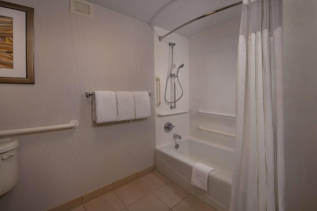 Deluxe King with Tub - Mobility Accessible room - Image 1