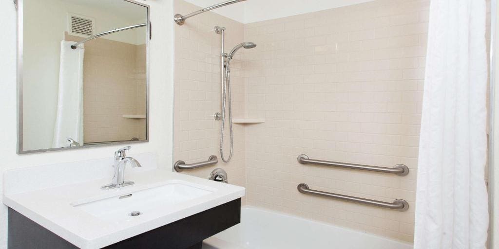 Queen Studio Suite with Bathtub - Mobility Accessible room - Image 1