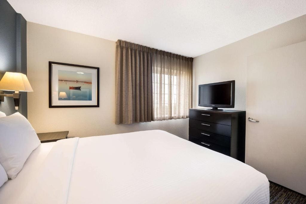 One-Bedroom Queen Suite room - Image 3