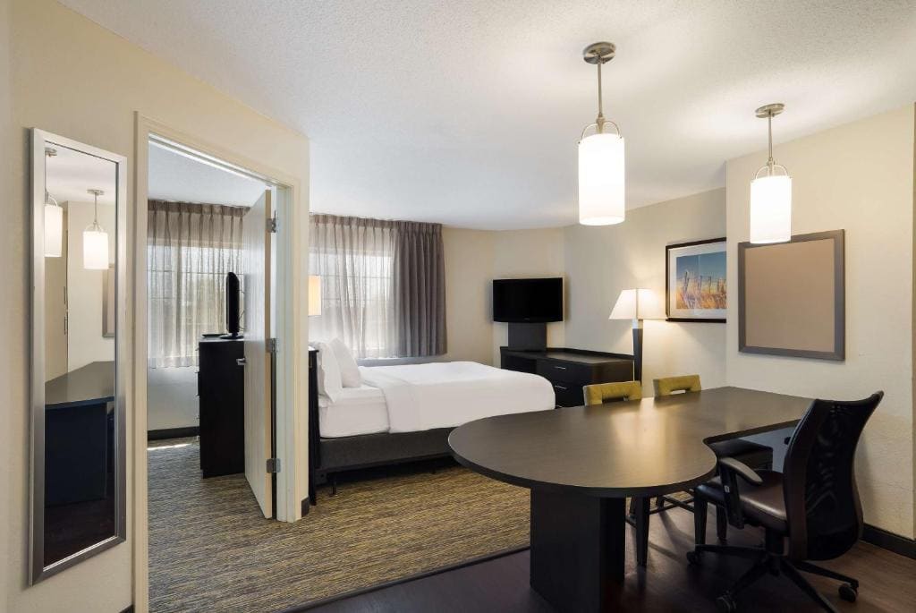 One-Bedroom Queen Suite room - Image 2