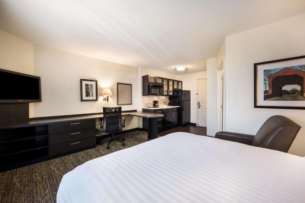 Queen Studio Suite room - Image 3