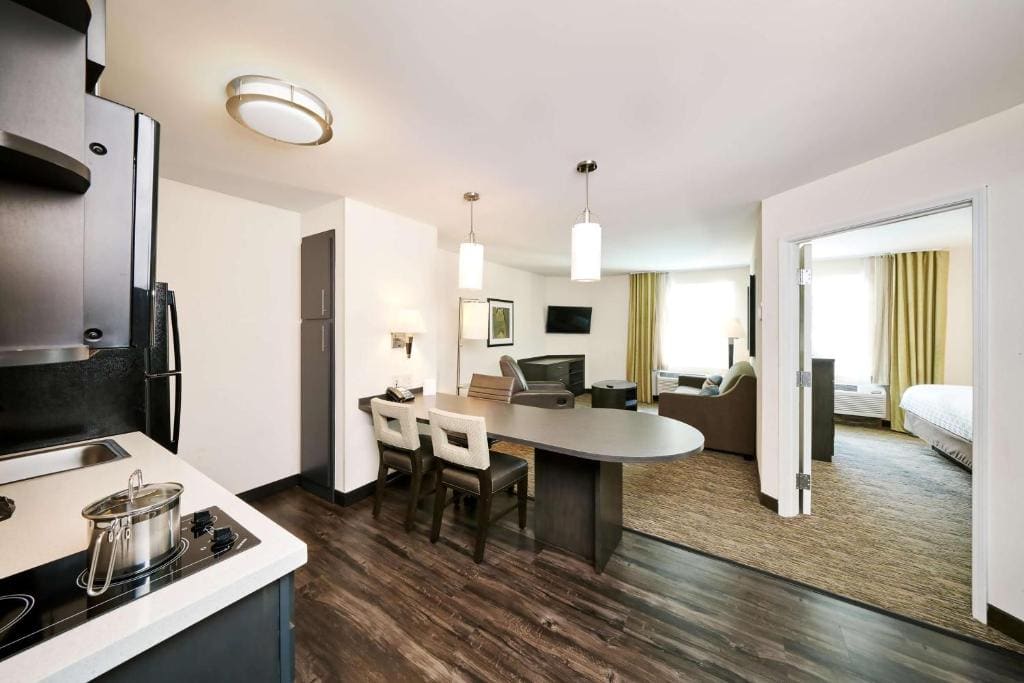 One-Bedroom Queen Suite with Roll-In Shower - Mobility Accessible room - Image 2