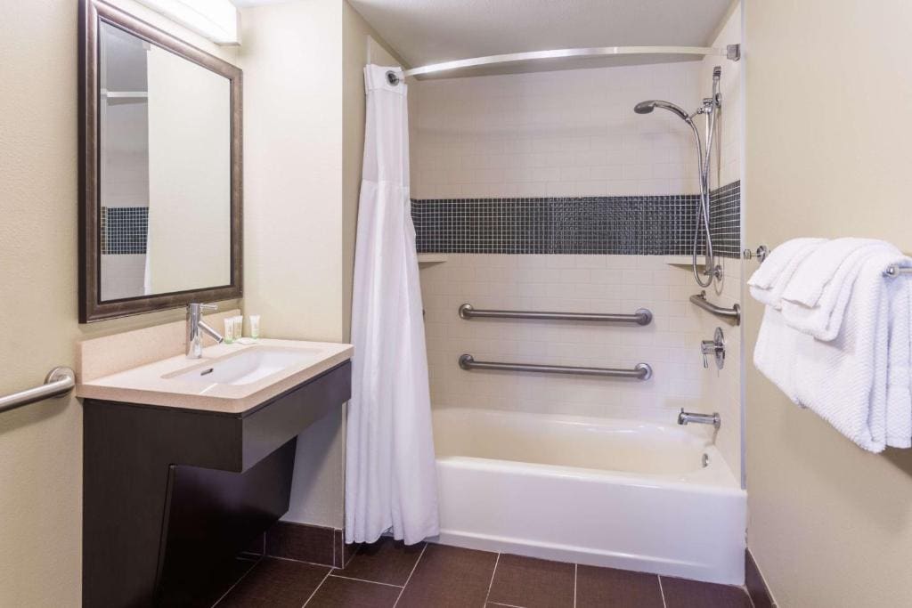 One-Bedroom Queen Suite with Bathtub - Mobility Accessible room - Image 1