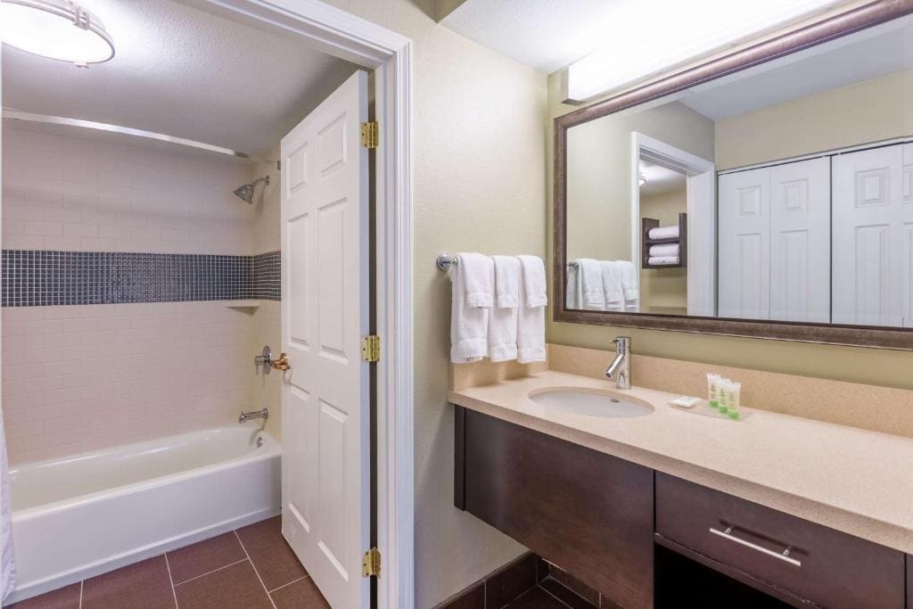 Queen Studio Suite room - Image 2