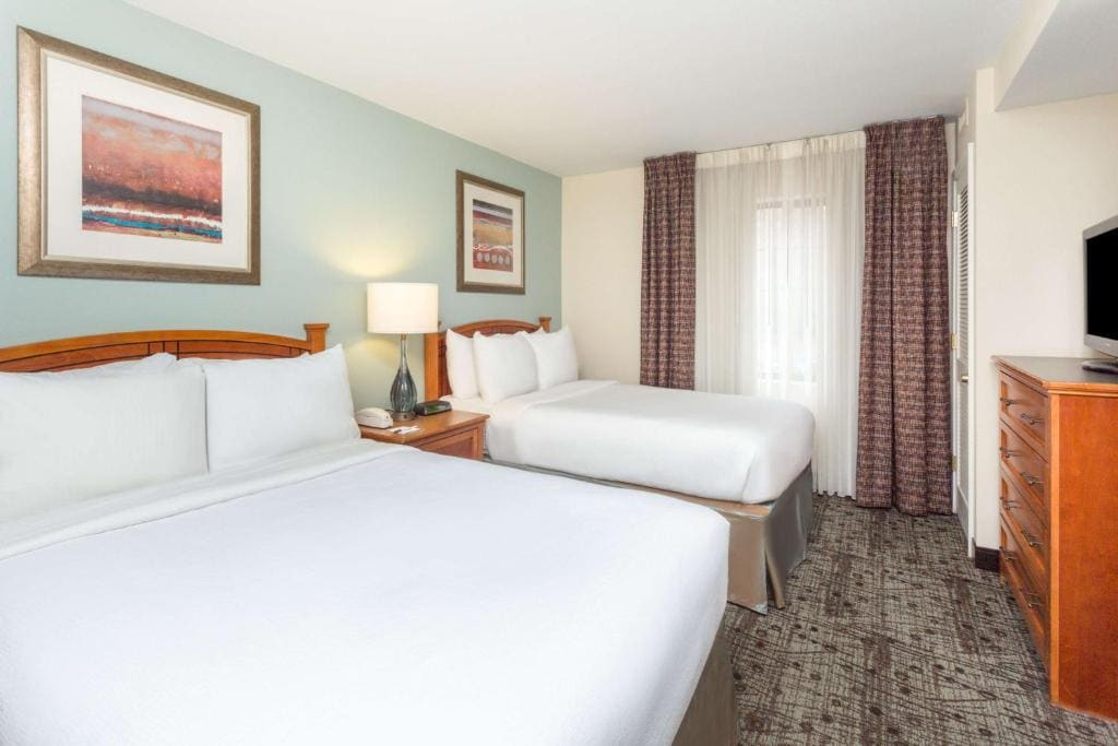 One-Bedroom Suite with Two Double Beds room - Image 1