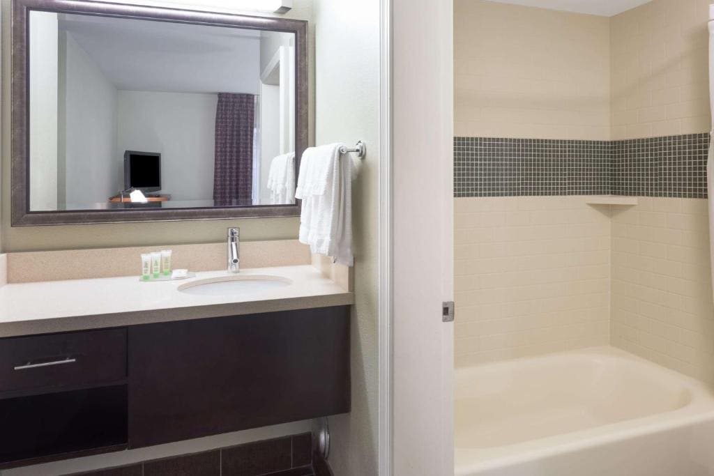 Two-Bedroom Suite with King and Queen Beds room - Image 3
