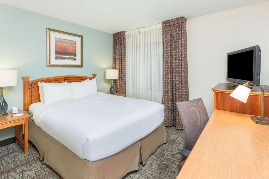 Two-Bedroom Suite with King and Queen Beds room - Image 1