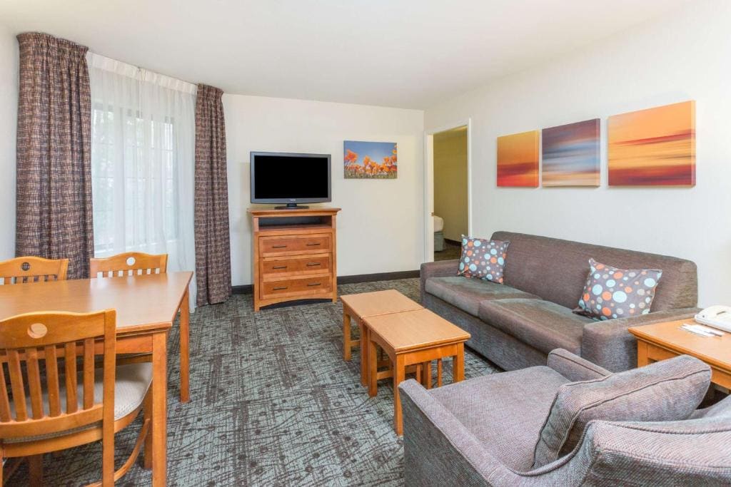 Two-Bedroom Suite with King and Queen Beds room - Image 2