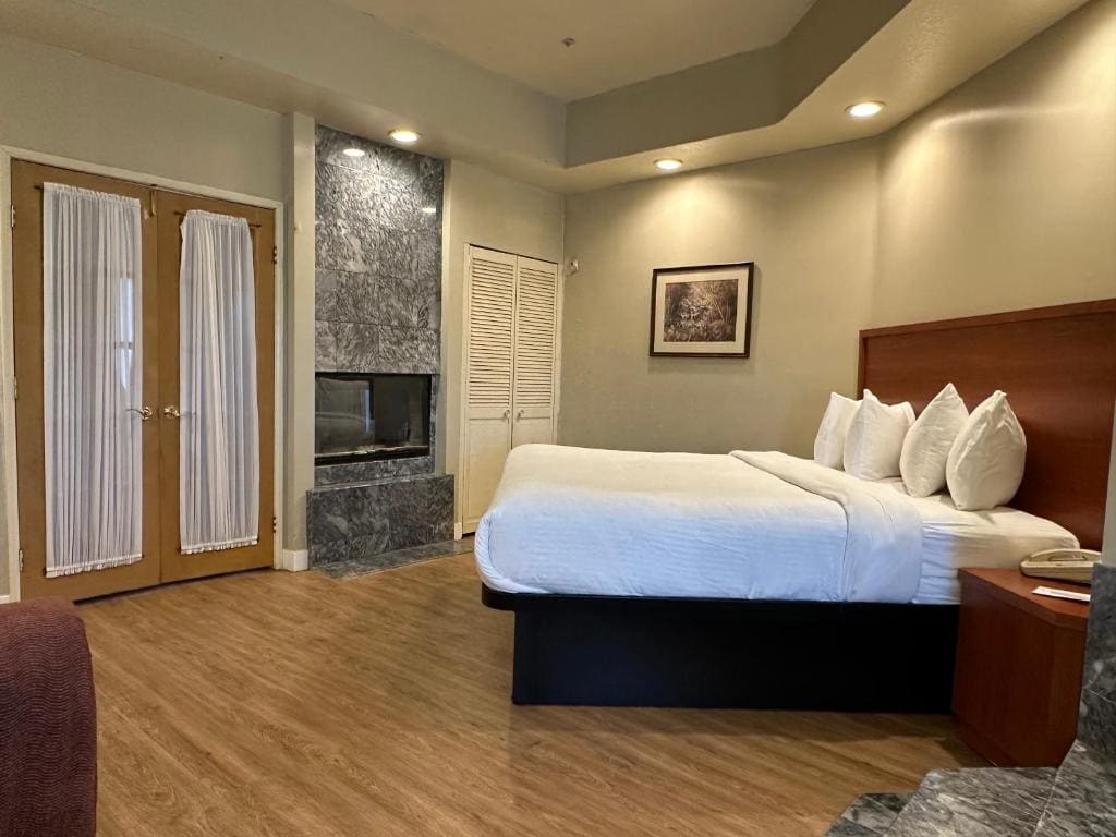 King Suite with Hot Tub - Non-Smoking room - Image 2