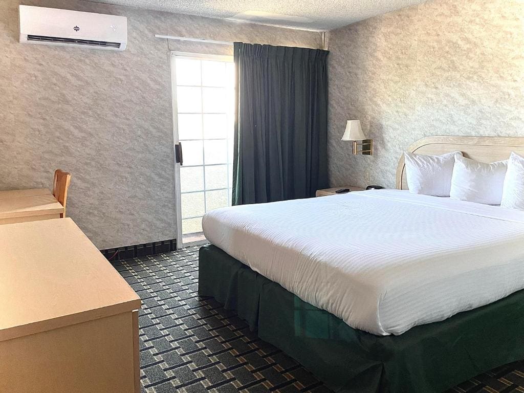 Deluxe King Suite room - Image 3