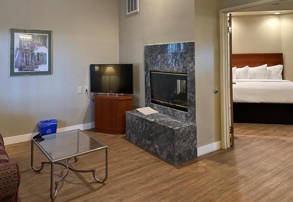 King Suite with Hot Tub - Non-Smoking room - Image 3