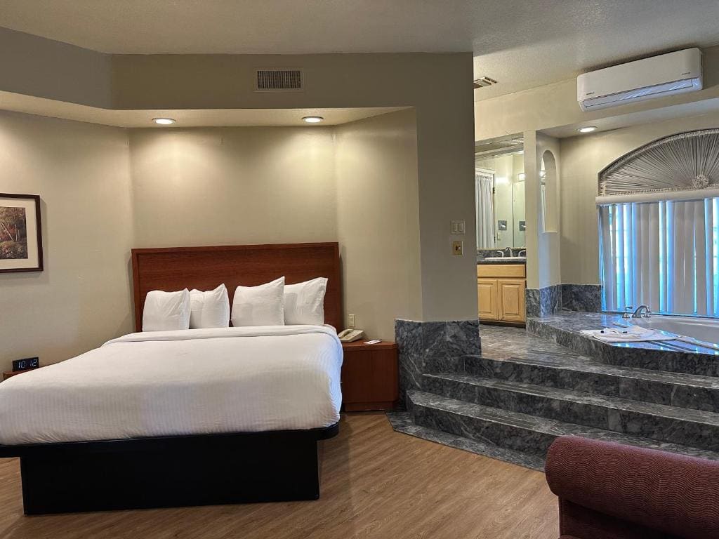 King Suite with Hot Tub - Non-Smoking room - Image 1