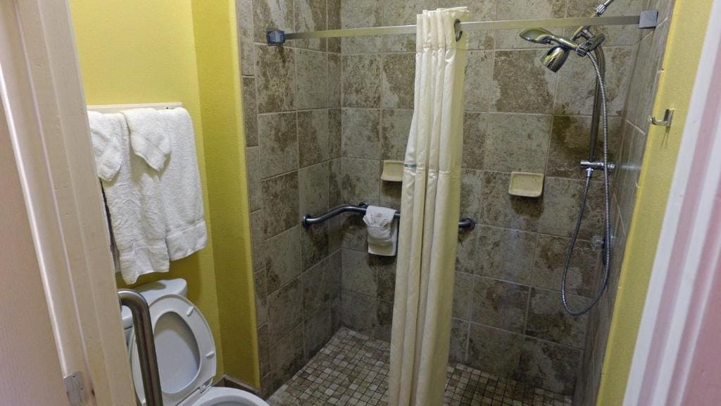 King Room with Kitchenette - Non-Smoking room - Image 3