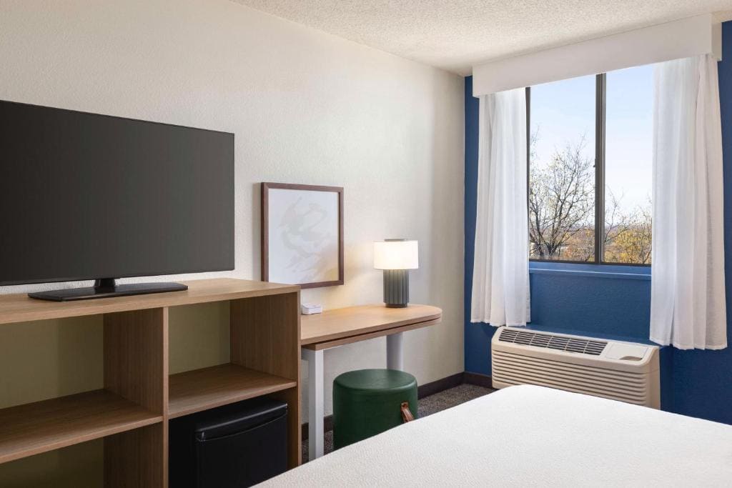 King Room with King Bed - Non-Smoking room - Image 3