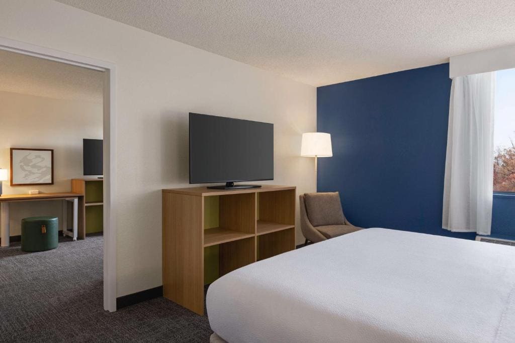 One-Bedroom King Suite with Sofa Bed room - Image 3