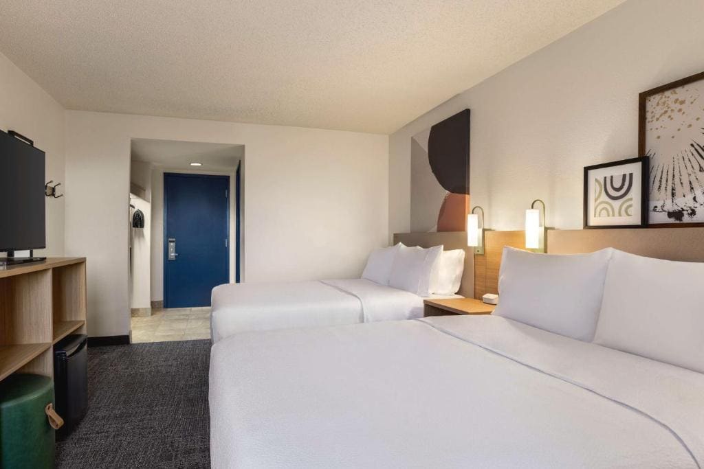 Room with Two Queen Beds - Non-Smoking room - Image 3