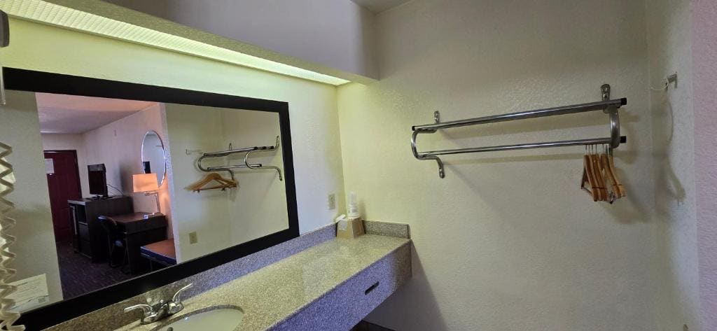 King Room with Mobility/Hearing Impaired Access - Non-Smoking room - Image 3