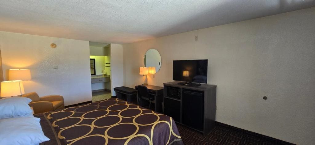 King Room with Mobility/Hearing Impaired Access - Non-Smoking room - Image 2