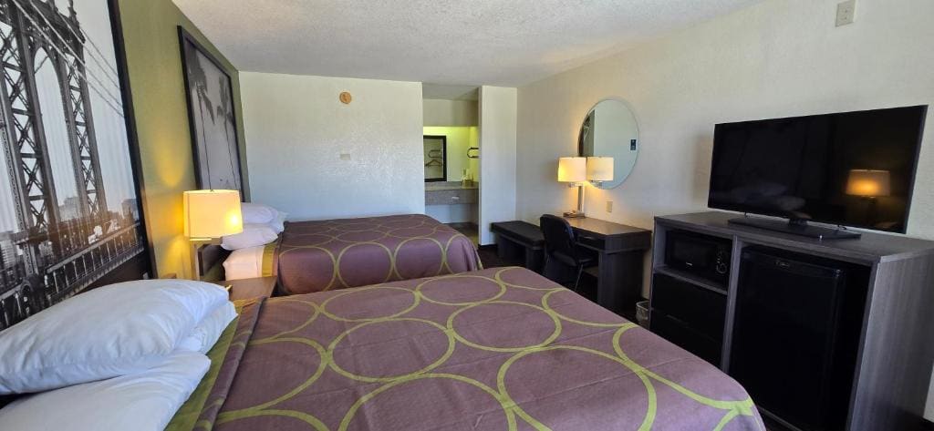 Queen Room with Two Queen Beds - Non-Smoking room - Image 3