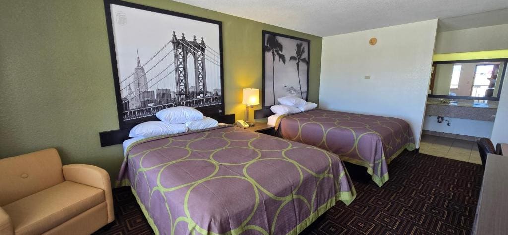 Queen Room with Two Queen Beds - Non-Smoking room - Image 2