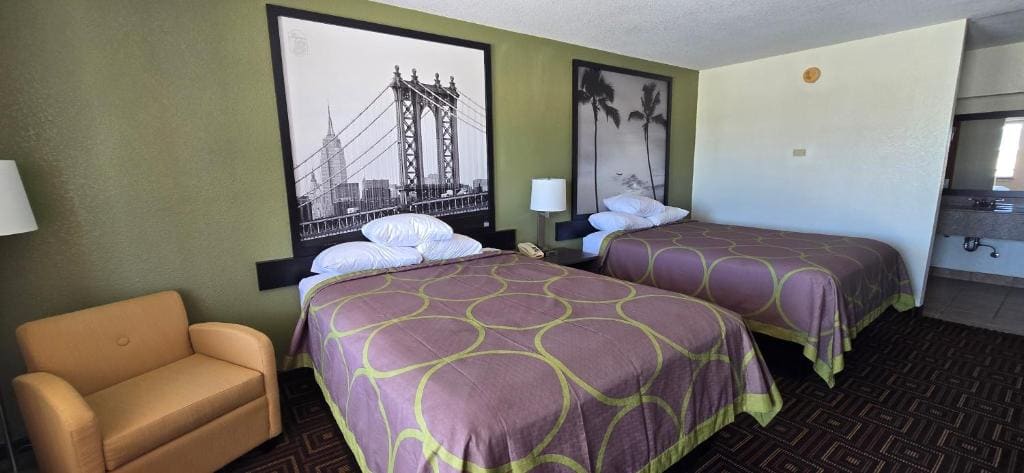 Queen Room with Two Queen Beds - Non-Smoking room - Image 1