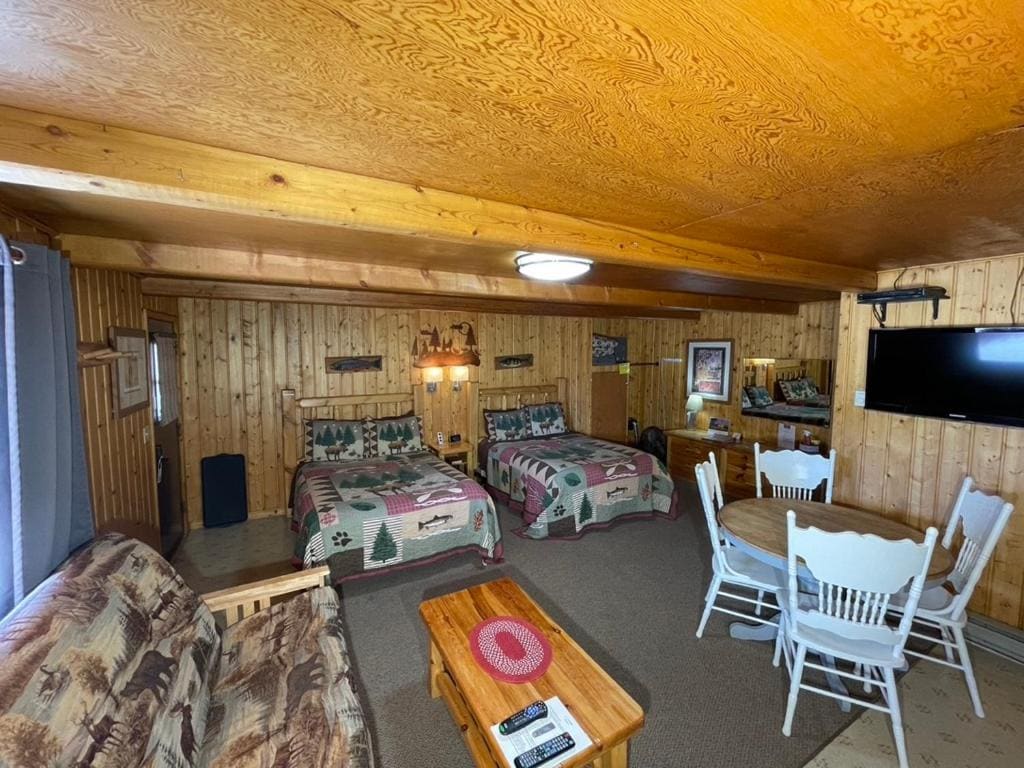 Family Room With Kitchenette room - Image 3