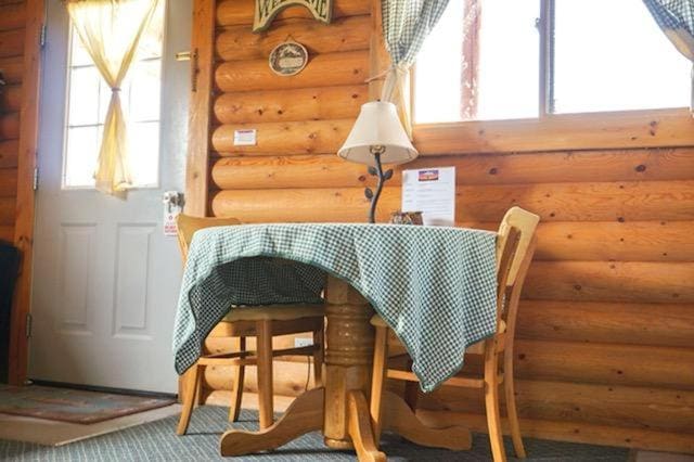 Family Room with Mountain View room - Image 3
