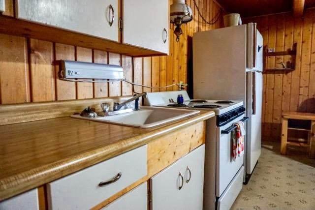One-Bedroom Bungalow room - Image 1