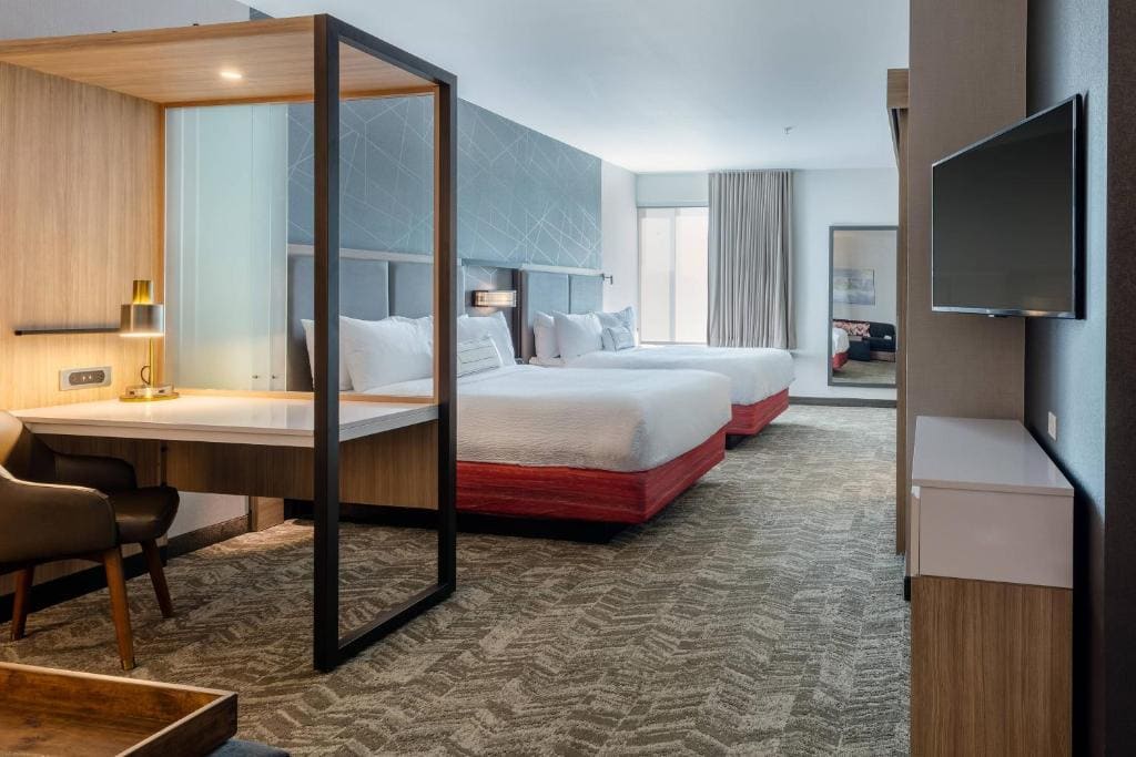 Queen Suite with Two Queen Beds, Bathtub and Trundle Sofa - Mobility Access room - Image 2