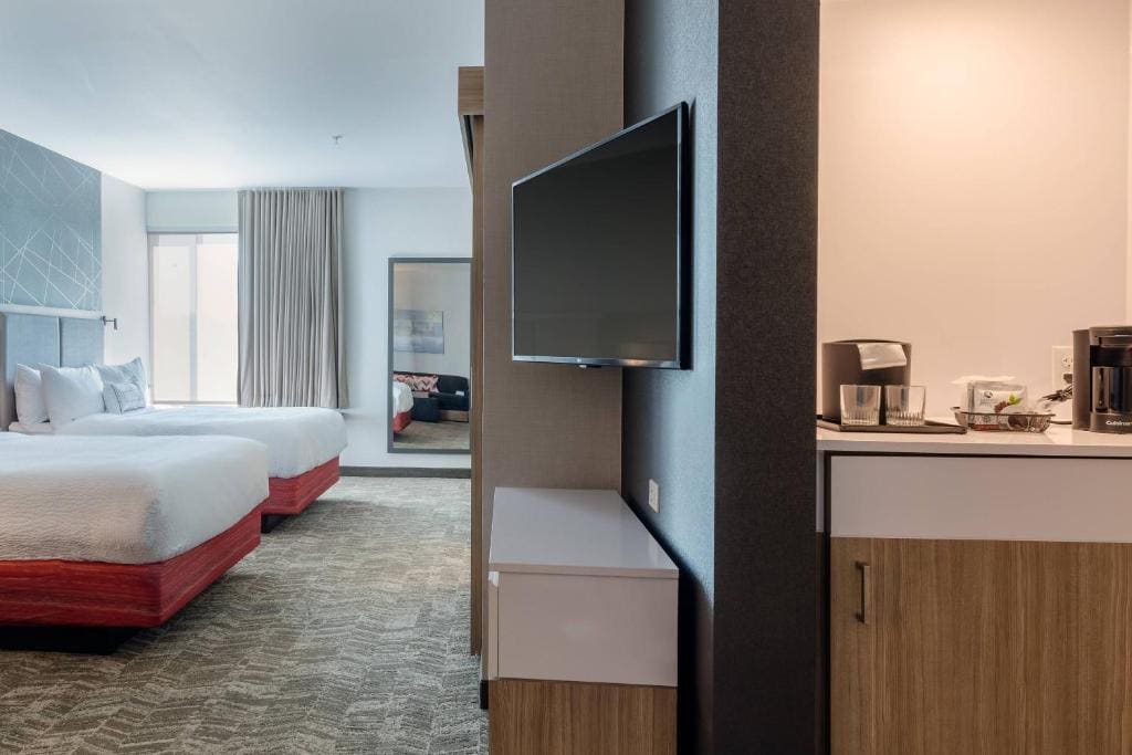 Queen Suite with Two Queen Beds, Bathtub and Trundle Sofa - Mobility Access room - Image 1