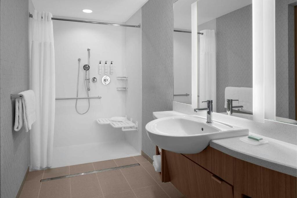 King Suite with Trundle Sofa - Hearing Accessible room - Image 1