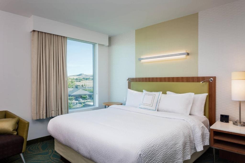 King Suite with Bathtub and Sofa Bed - Mobility Access/Hearing Accessible room - Image 2