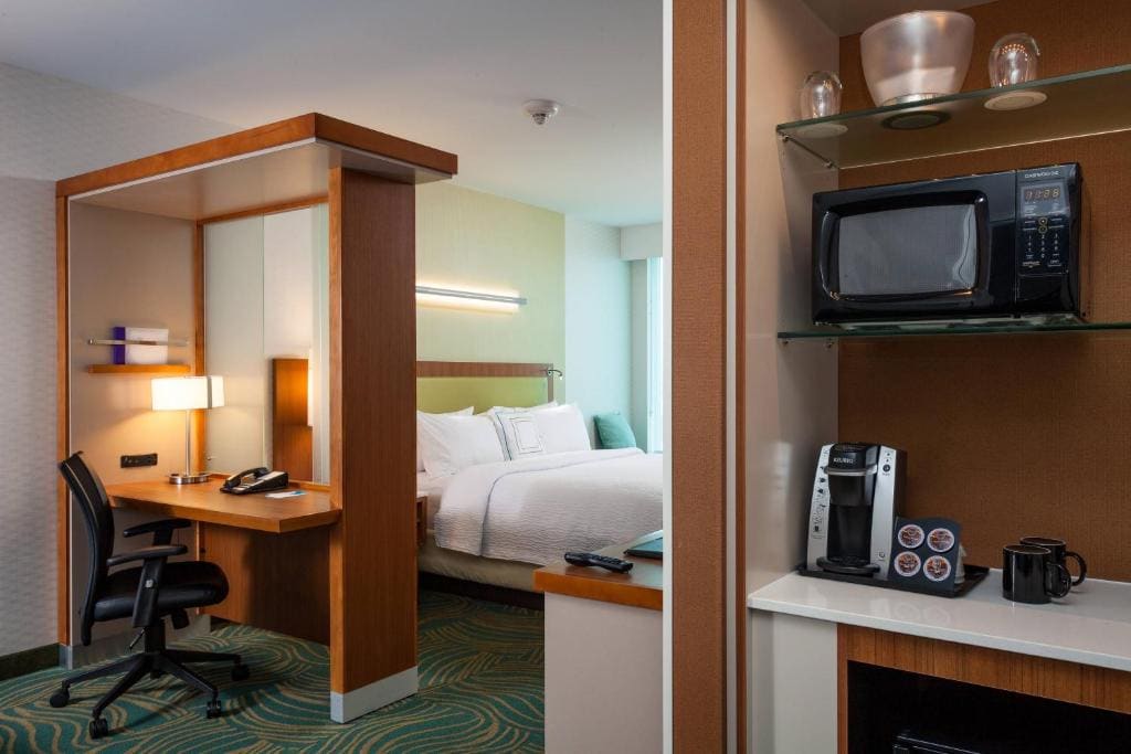 King Suite with Bathtub and Sofa Bed - Mobility Access/Hearing Accessible room - Image 3