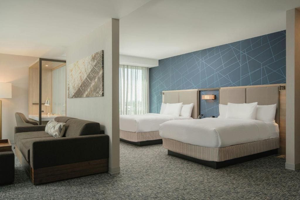 Larger Queen Suite with Two Queen Beds, Bathtub and Trundle Sofa - Mobility Access room - Image 3