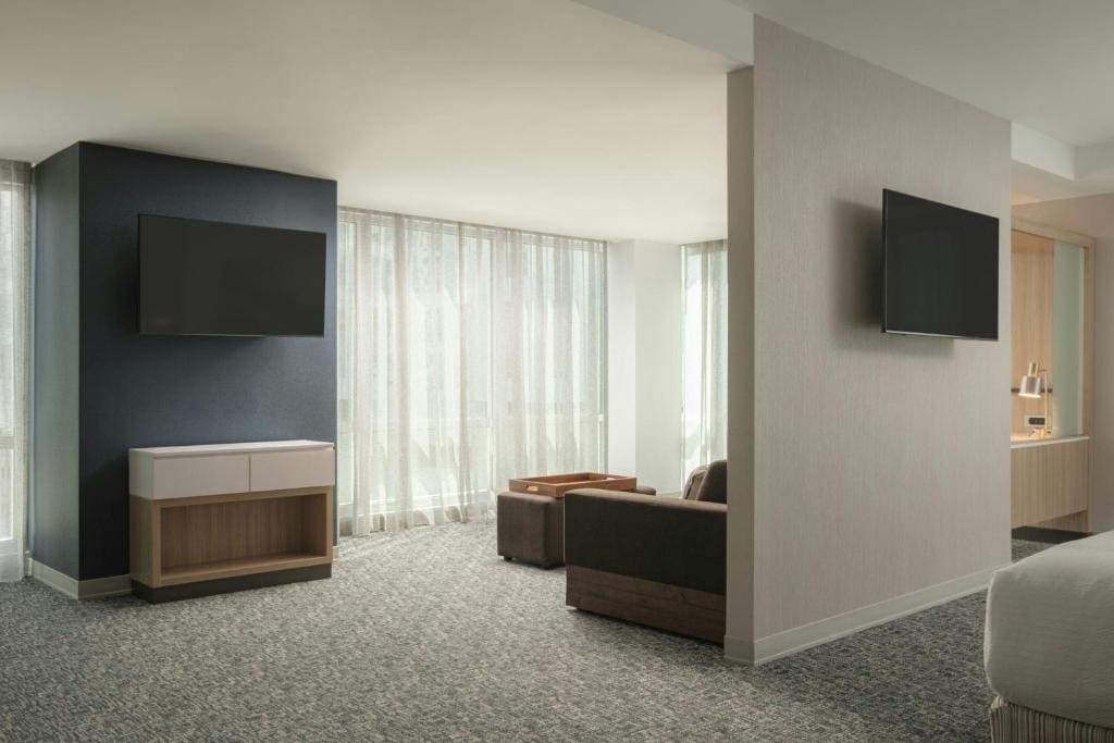 Larger Queen Suite with Two Queen Beds, Bathtub and Trundle Sofa - Mobility Access room - Image 2