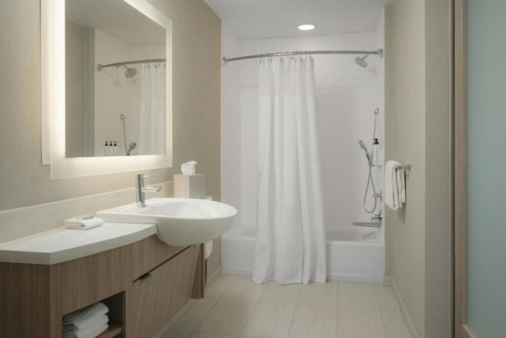 Larger Queen Suite with Two Queen Beds, Bathtub and Trundle Sofa - Mobility Access room - Image 1
