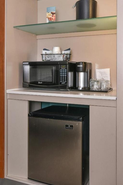 King Suite with Sofa Bed - Hearing Accessible room - Image 1