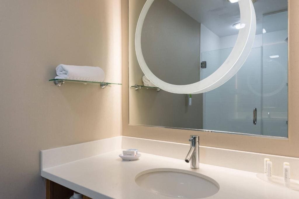 King Suite with Sofa Bed - Hearing Accessible room - Image 3