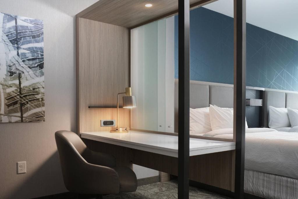 Queen Suite with Two Queen Beds, Bathtub and Trundle Sofa - Mobility Access room - Image 1