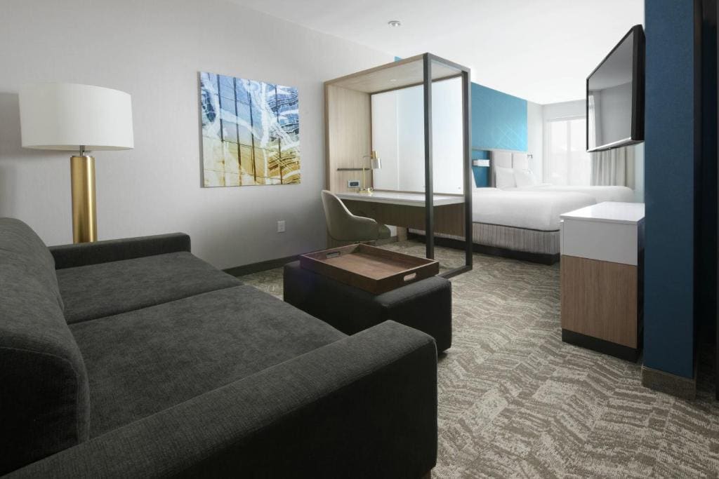Queen Suite with Two Queen Beds, Bathtub and Trundle Sofa - Mobility Access room - Image 2