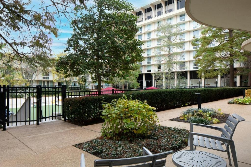 Courtyard Access, Guest room, 1 King, West Tower room - Image 1
